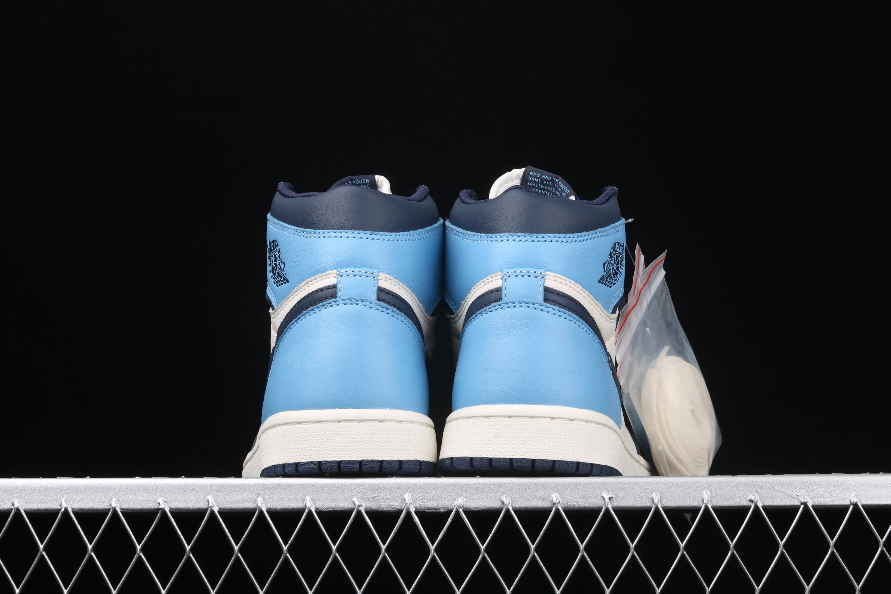 All categories Air Jordan Jordan series basketball shoes Air Jordan 1 High pure original version Air Jordan 1 AJ1 black and blue toe Joe 1 obsidian North Carolina blue 555088-140